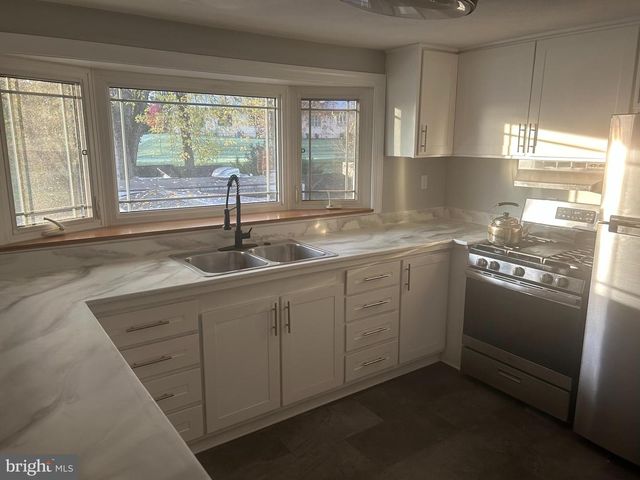 46 W GOVERNOR RD, Hershey, PA 17033