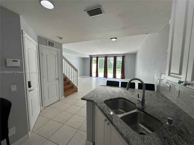 197 E Santa Barbara Way, Palm Beach Gardens, FL 33410