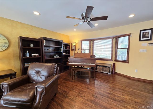4 Cameo Road, Commack, NY 11725