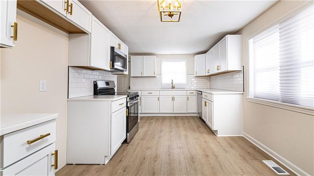 808 NE Russell Road, Kansas City, MO 64116