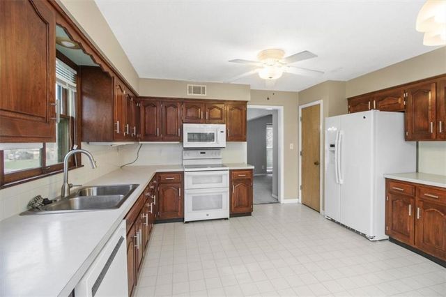 401 S Sunset Lane, Raymore, MO 64083