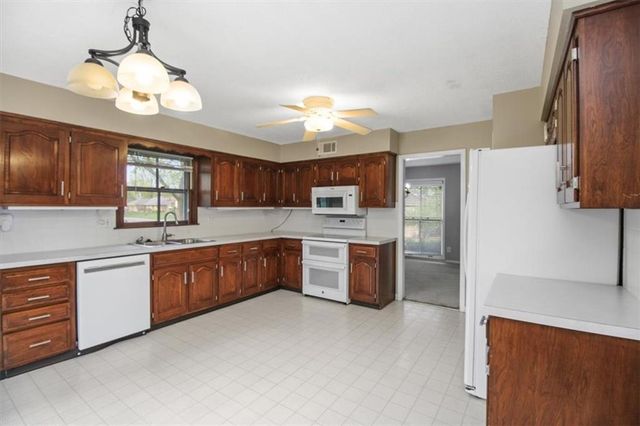 401 S Sunset Lane, Raymore, MO 64083