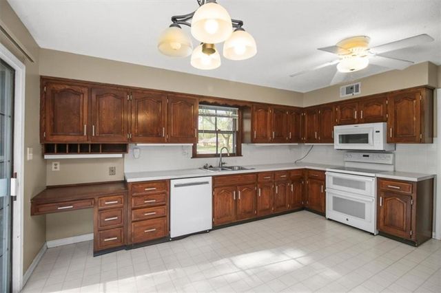 401 S Sunset Lane, Raymore, MO 64083