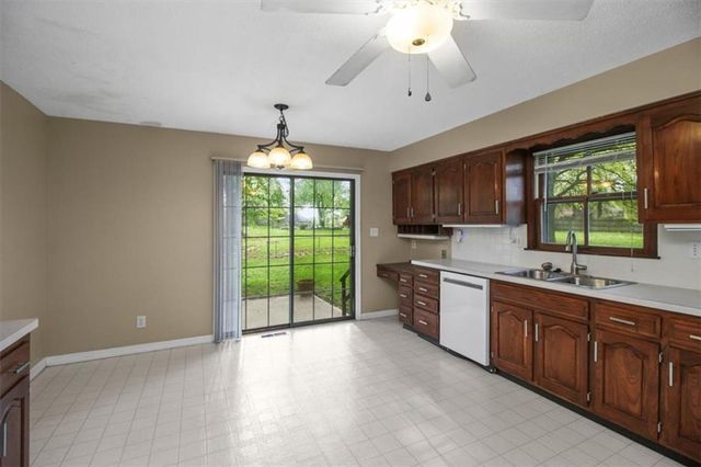 401 S Sunset Lane, Raymore, MO 64083