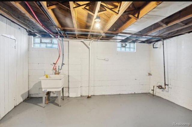 8615 Strathmoor Street, Detroit, MI 48228