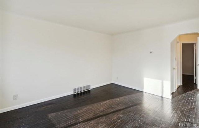 8615 Strathmoor Street, Detroit, MI 48228