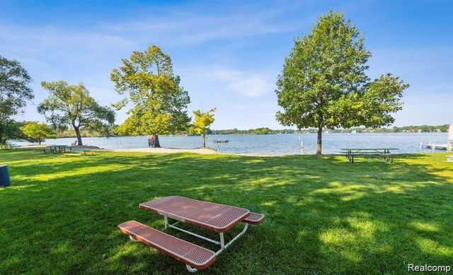 3233 Northfield Court, Lake Orion, MI 48360