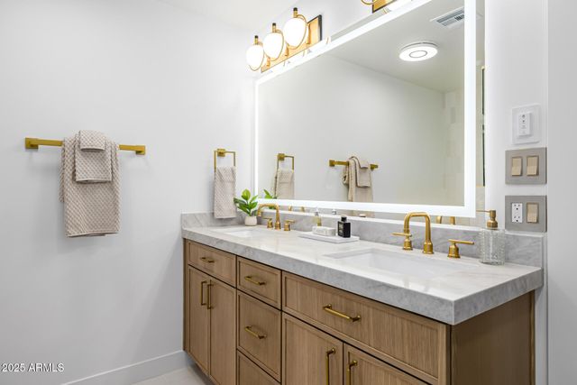 8238 E JACKRABBIT Road, Scottsdale, AZ 85250