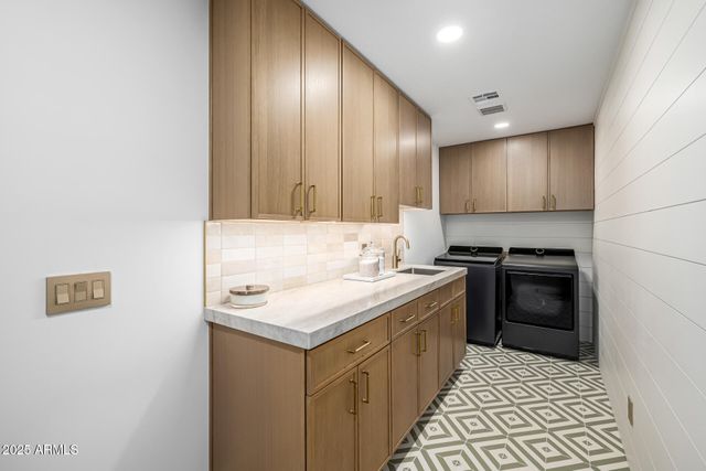 8238 E JACKRABBIT Road, Scottsdale, AZ 85250