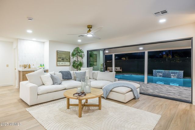 8238 E JACKRABBIT Road, Scottsdale, AZ 85250