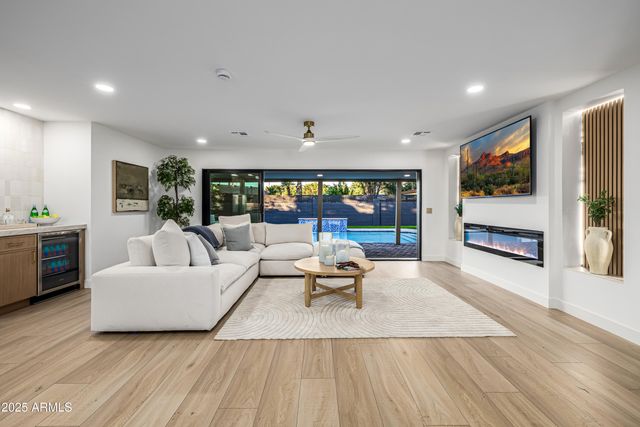 8238 E JACKRABBIT Road, Scottsdale, AZ 85250