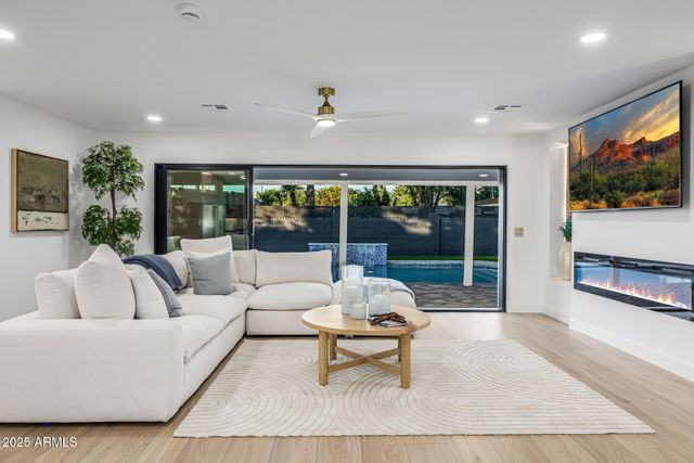 8238 E JACKRABBIT Road, Scottsdale, AZ 85250