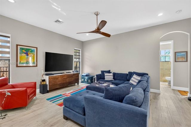 8782 NW 41st St, Cooper City, FL 33024