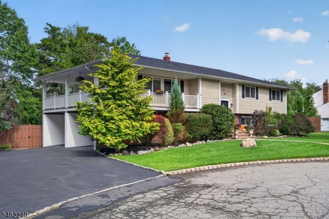 7 Crest Dr, East Hanover Twp., NJ 07936