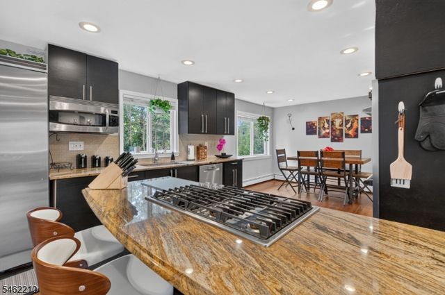 7 Crest Dr, East Hanover Twp., NJ 07936