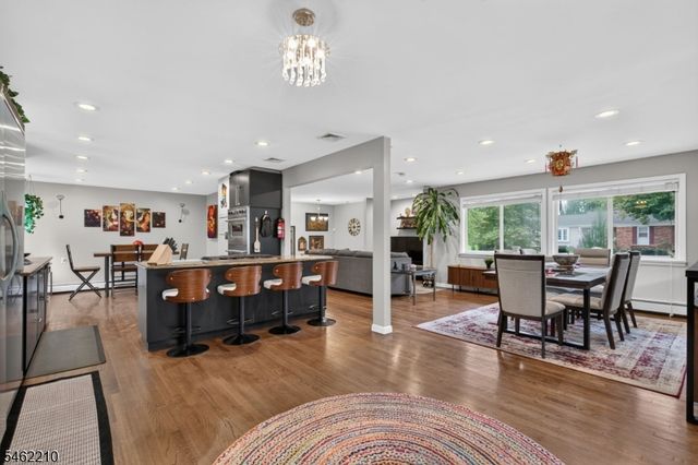 7 Crest Dr, East Hanover Twp., NJ 07936