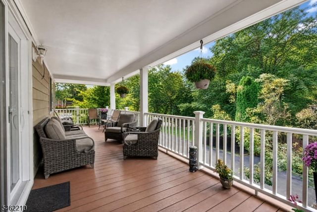 7 Crest Dr, East Hanover Twp., NJ 07936