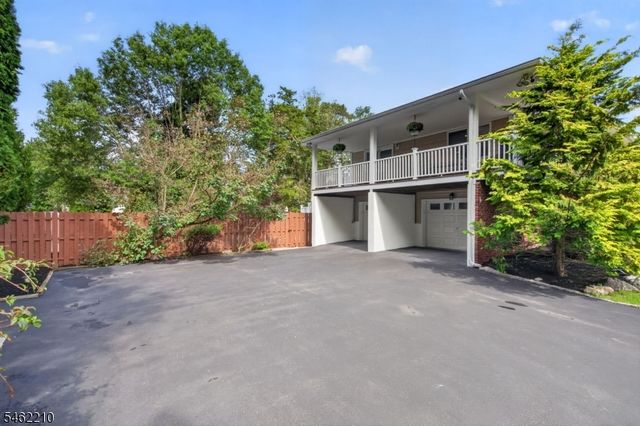 7 Crest Dr, East Hanover Twp., NJ 07936
