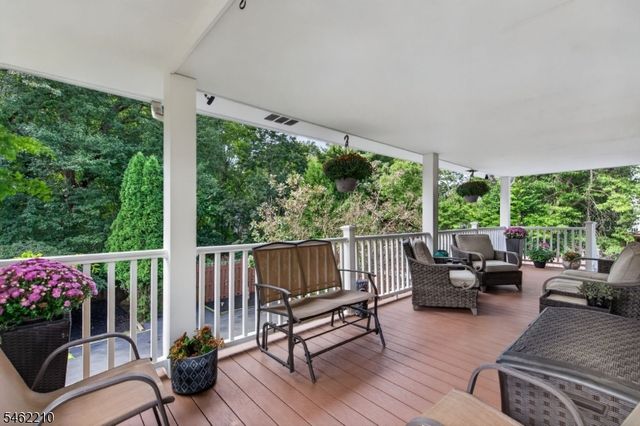 7 Crest Dr, East Hanover Twp., NJ 07936