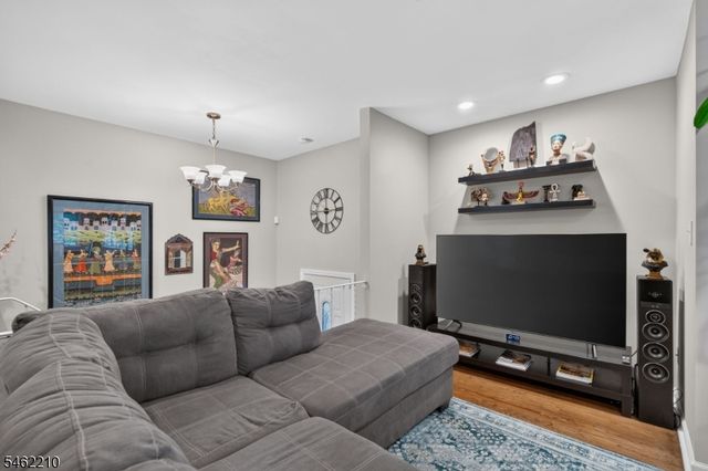 7 Crest Dr, East Hanover Twp., NJ 07936