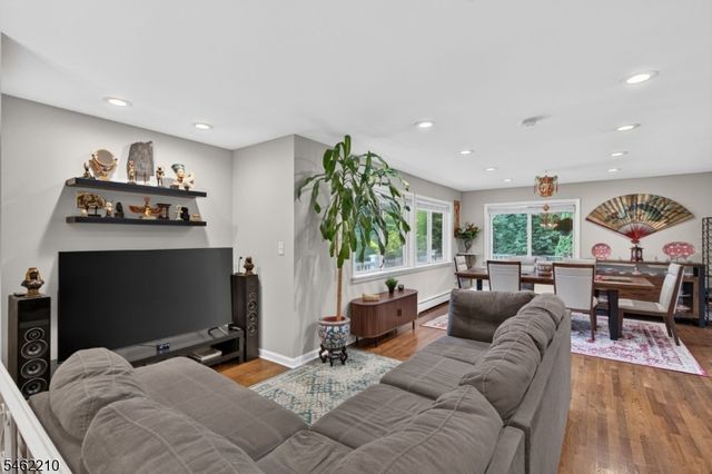 7 Crest Dr, East Hanover Twp., NJ 07936