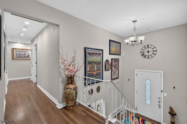 7 Crest Dr, East Hanover Twp., NJ 07936