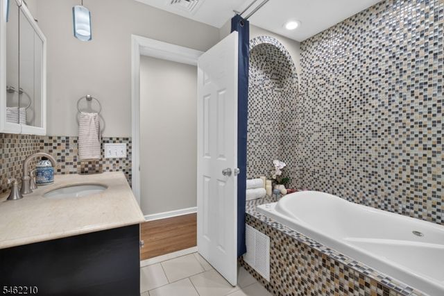 7 Crest Dr, East Hanover Twp., NJ 07936