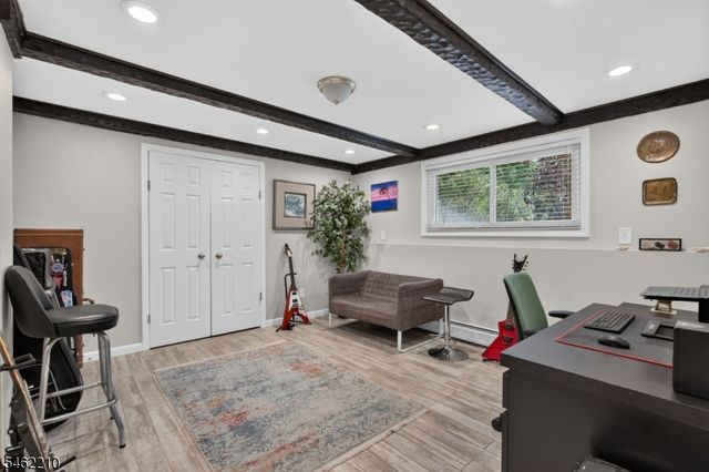 7 Crest Dr, East Hanover Twp., NJ 07936
