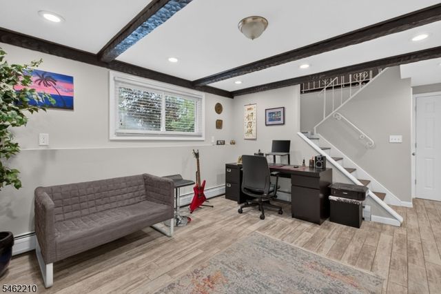 7 Crest Dr, East Hanover Twp., NJ 07936