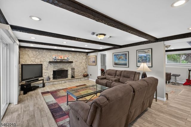 7 Crest Dr, East Hanover Twp., NJ 07936
