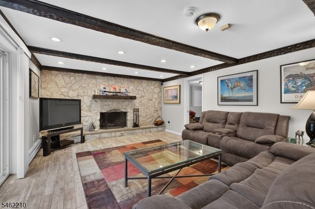 7 Crest Dr, East Hanover Twp., NJ 07936