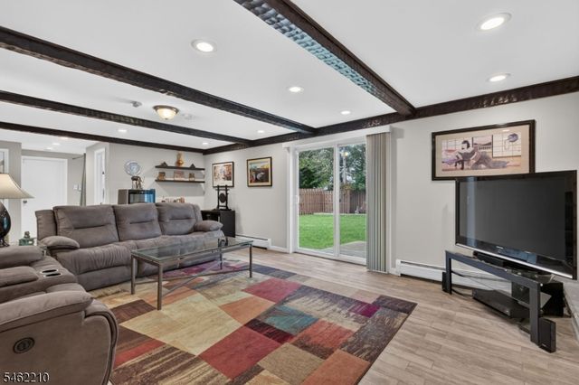 7 Crest Dr, East Hanover Twp., NJ 07936