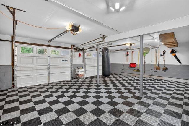 7 Crest Dr, East Hanover Twp., NJ 07936