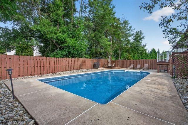 7 Crest Dr, East Hanover Twp., NJ 07936