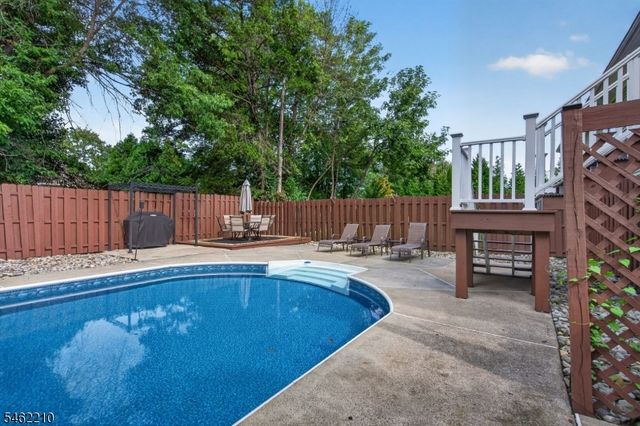7 Crest Dr, East Hanover Twp., NJ 07936