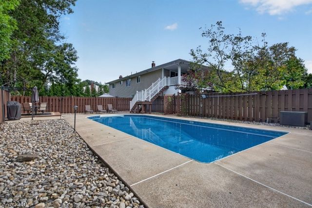 7 Crest Dr, East Hanover Twp., NJ 07936