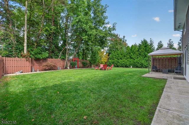 7 Crest Dr, East Hanover Twp., NJ 07936