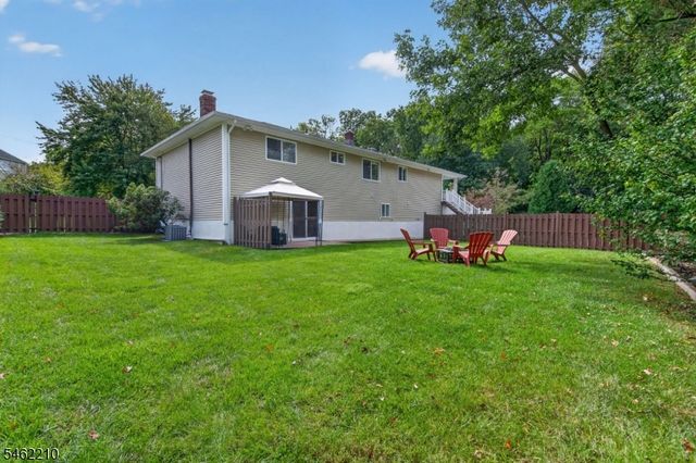 7 Crest Dr, East Hanover Twp., NJ 07936
