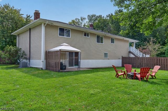7 Crest Dr, East Hanover Twp., NJ 07936