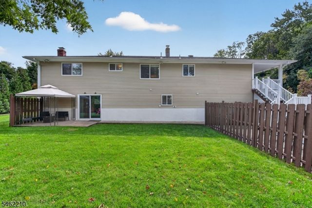 7 Crest Dr, East Hanover Twp., NJ 07936