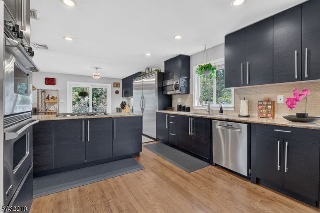 7 Crest Dr, East Hanover Twp., NJ 07936