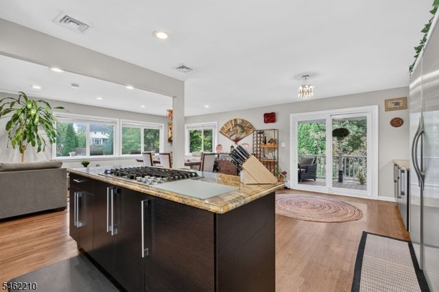 7 Crest Dr, East Hanover Twp., NJ 07936
