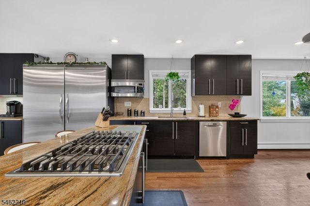 7 Crest Dr, East Hanover Twp., NJ 07936