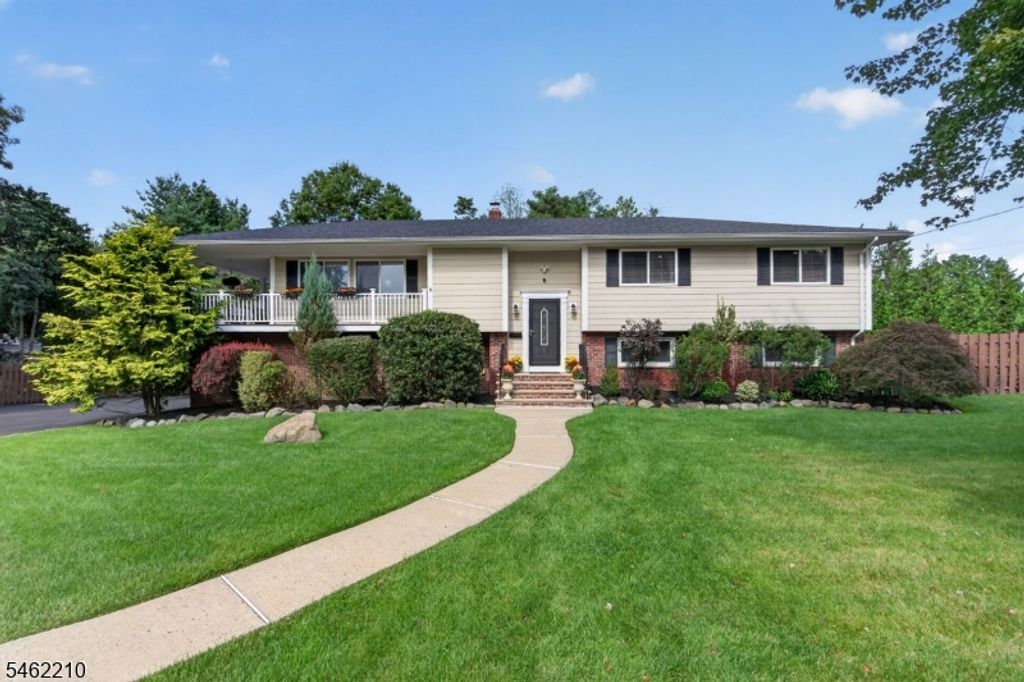 7 Crest Dr, East Hanover Twp., NJ 07936