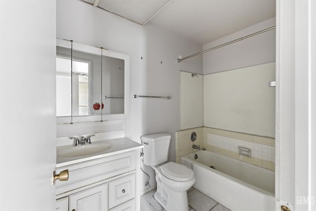 900 River Oaks Drive, Bakersfield, CA 93309