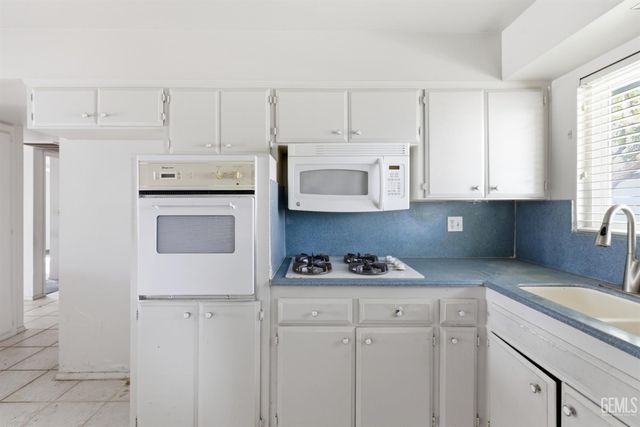 900 River Oaks Drive, Bakersfield, CA 93309