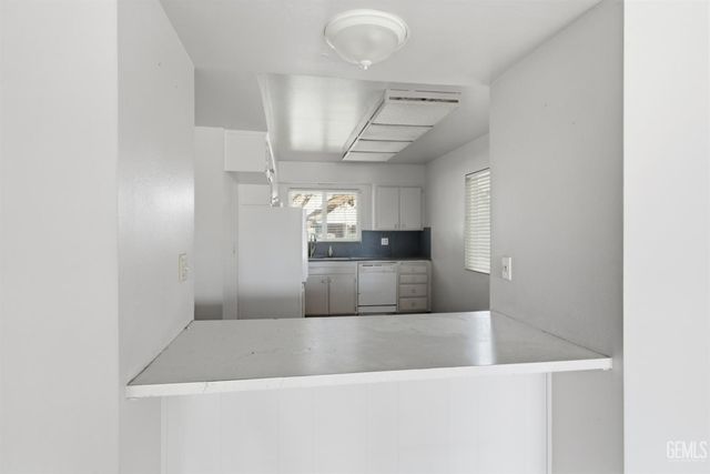 900 River Oaks Drive, Bakersfield, CA 93309