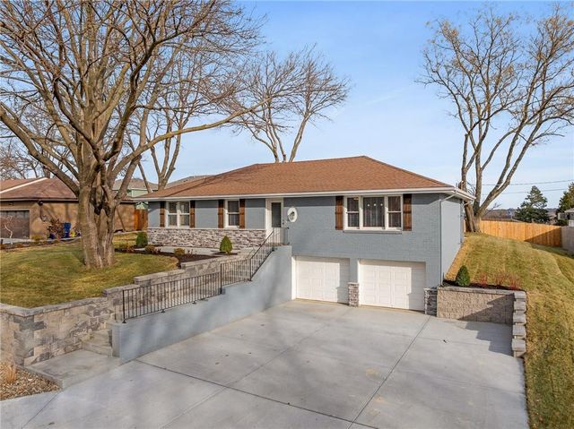 8565 Wycoff Drive, De Soto, KS 66018