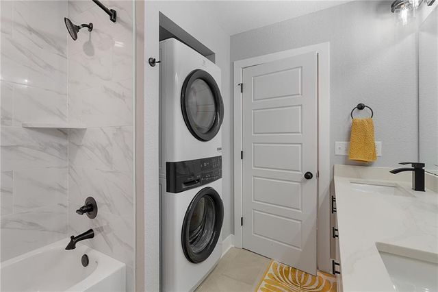 8565 Wycoff Drive, De Soto, KS 66018