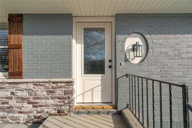 8565 Wycoff Drive, De Soto, KS 66018